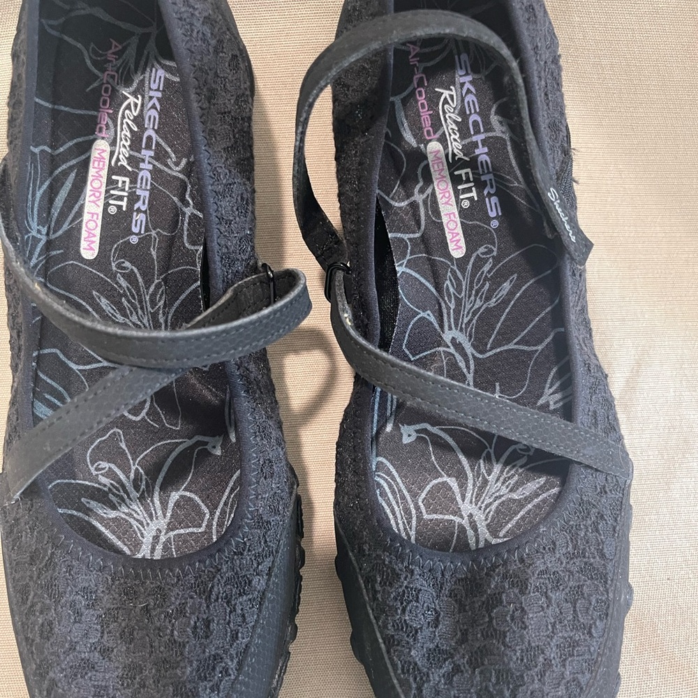Flat shoes.